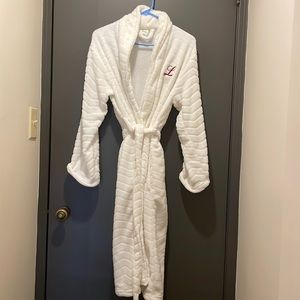 Super plush, white robe with an L embroidered.
